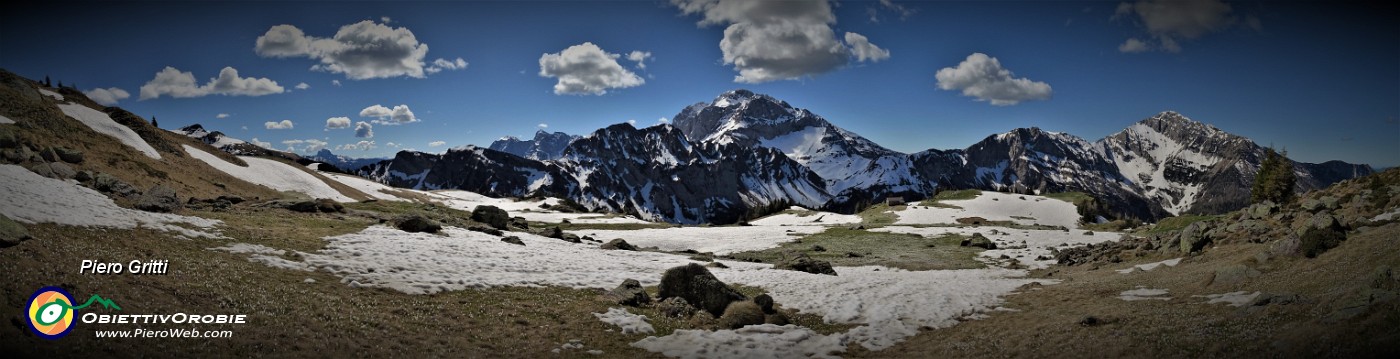 25 Dai pascoli innevati-fioriti del Monte Campo vista in Corno Branchino-Vetro-Vindiolo-Il Pizzo di Roncobello.jpg